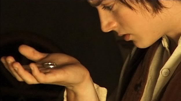 ElMundoTolkien's tweet photo. Frodo : TENGO QUE ESCONDER EL ANILLO ÚNICO PARA QUE NADIE ME LO ROBE

Frodo cada 2 minutos: https://t.co/56rXm62Vqk