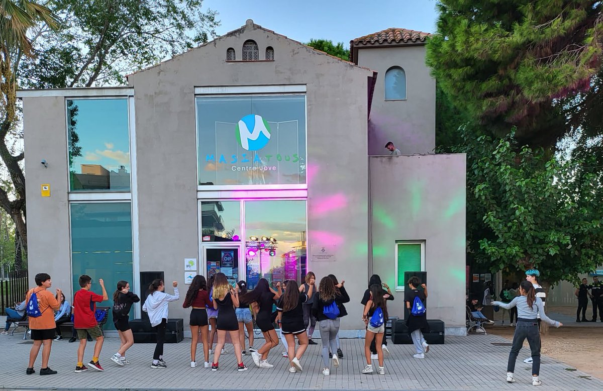 AjuntamentSalou's tweet photo. 👦👧 La juventud de #Salou ha participado este viernes en la 🥳fiesta de inicio de la programación “🍂Otoño Joven en la Masía Tous”, el pistoletazo de salida de la agenda que incluye actividades para el disfrute, el ocio y la formación de los chicos y chicas del municipio. https://t.co/RRSa7UQX7f