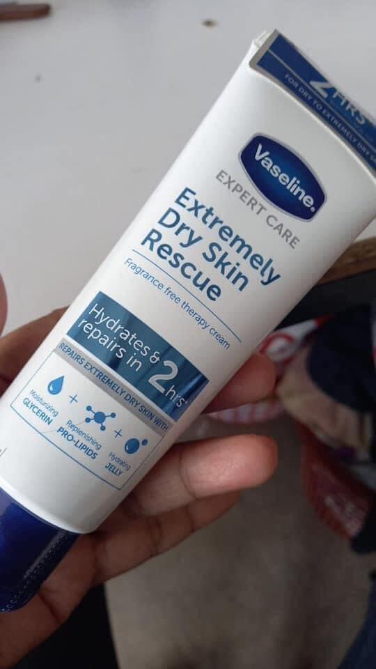 officialfans95's tweet photo. Tak sangka pakai krim vaseline ni hilang alergik kat celah celah jari ni.. Ya Allah azab sangat tau, kene air pun sakit.. Nak basuh pinggan pun susah.. Korang cuba lah mana tahu serasi..
.
Harga pun tak sampai rm10: https://t.co/hDIqvO11B3 https://t.co/MSMxvZhrZb