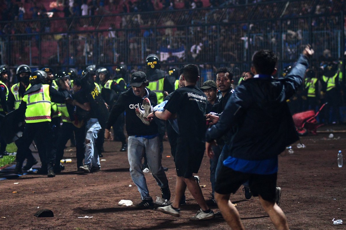 NationBreaking's tweet photo. 174 PEOPLE DIE in Indonesian football stadium stampede as thousands of angry fans invaded the pitch in Malang City.

https://t.co/8P4h80mO7f https://t.co/RznajDl8Fk