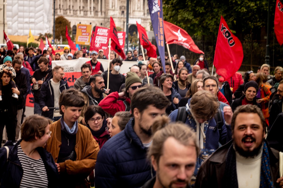 esreichtAT's tweet photo. Und es reicht mit der fossilen, zerstörerischen Basis unserer Energieversorgung.
Wir alle müssen kochen, heizen und wohnen. Und wir alle haben das Recht auf eine Zukunft.

#esreicht
Fotos: Christopher Glanzl

2/2 https://t.co/O3hMoZDViU