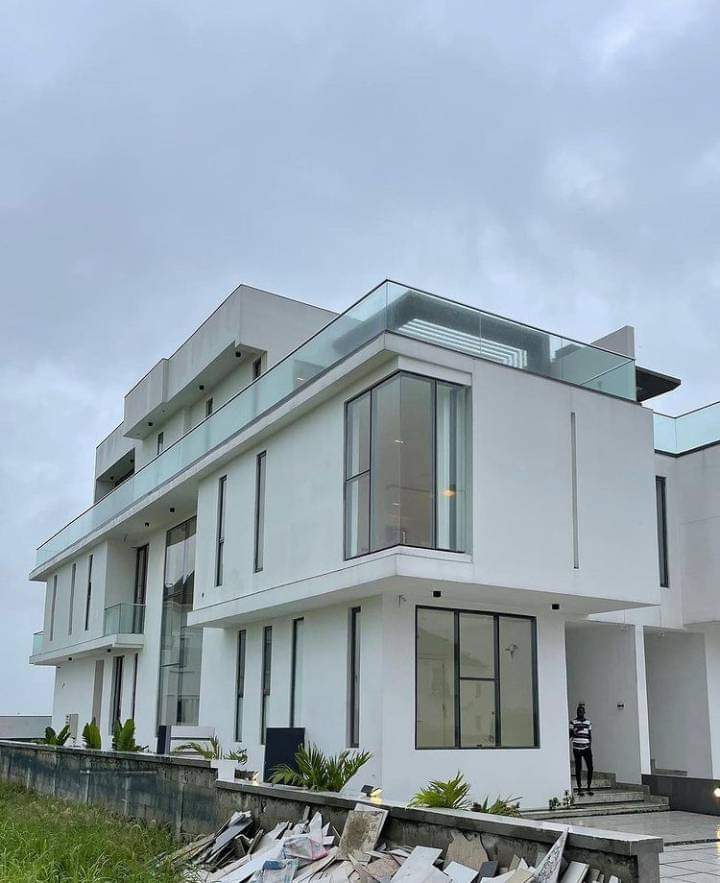 AfricaFactsZone's tweet photo. Kizz Daniel buys a $2 million home. This is his third house.

He bought a 2-bedroom penthouse for his twins in 2021.

Omah Lay buys a $1.155 million house.

Bella Shmurda buys a house.

Nigerian Music is serious business. https://t.co/085T2P8m4i