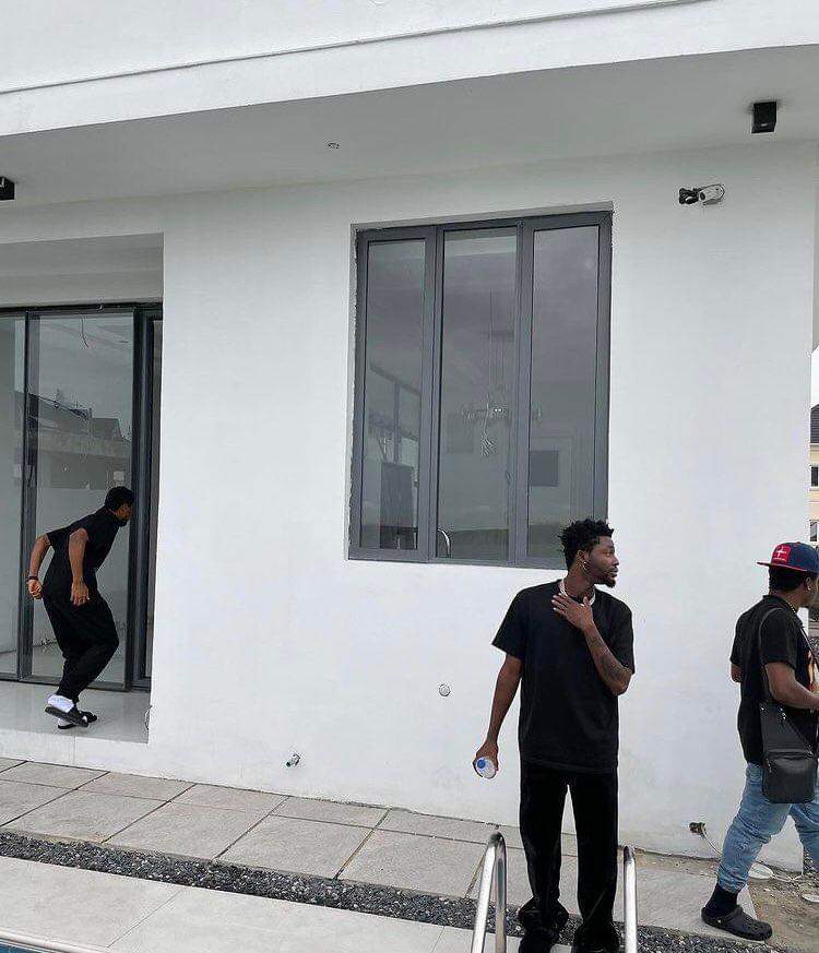 AfricaFactsZone's tweet photo. Kizz Daniel buys a $2 million home. This is his third house.

He bought a 2-bedroom penthouse for his twins in 2021.

Omah Lay buys a $1.155 million house.

Bella Shmurda buys a house.

Nigerian Music is serious business. https://t.co/085T2P8m4i