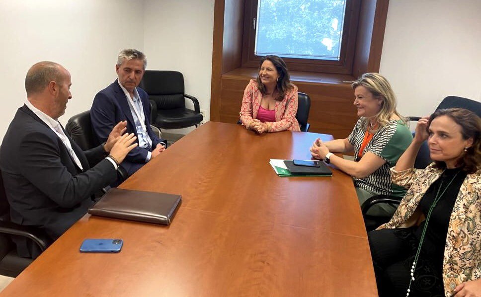 AgriculturAnd's tweet photo. 👥 La consejera mantiene un #encuentro de trabajo con el presidente de #Ecohal

🍓@CarmenCrespoPP destaca el potencial de las frutas y hortalizas para “continuar impulsando la #economía y el crecimiento” de #Andalucía

🌐https://t.co/2iUNvwz3f9 https://t.co/Jcil3uAxHS