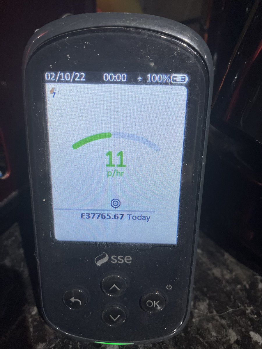 mrsmortuk's tweet photo. @YourSSE seems like Iβm not the only one having problems. How do you work these numbers out?? Last nights smart meter reading and this mornings looking at history. I live in a 3 bed house not Buckingham Palace!#notsosmartmeter #smartmeter https://t.co/WS7m9SrHGV