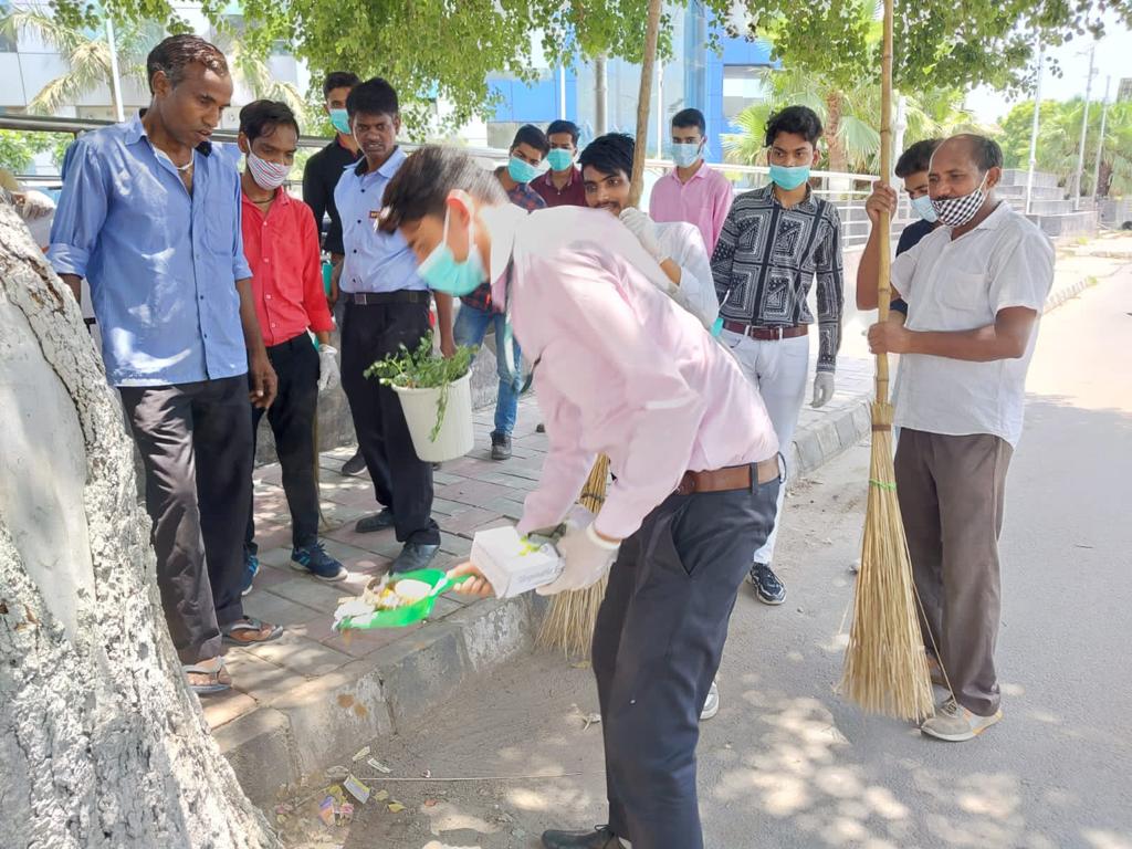 Balmer_Lawrie's tweet photo. Beginning of #SwachhataCampaign2 under the special campaign 2.0 @Balmer_Lawrie, Okhla office
#SpecialCampaign2 #GandhiJayanti #SwachhBharatMission2022 #CleanIndiaCampaign2022 #MonthLongCampaign https://t.co/Zf5sqbLfxd