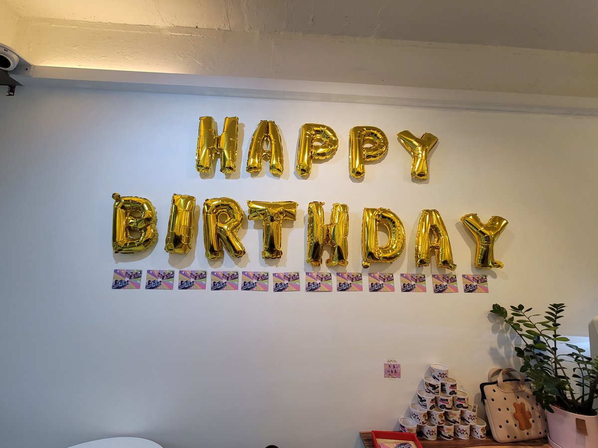 right5isright's tweet photo. 저도 갔다왔어요 우리 애들 생카 🎂
오미자 크랜베리맛 한스쿱 시켰는데 친절하신 주인 분이 서비스로 사과도 반스쿱 주신 😊 
무료배포도 야무지게 다 챙겨왔습니다
다른 분들 못 봬서 아쉽지만 내년에도(!!) 파고 있다면 만날 수 있기를,,, https://t.co/pfmOdDDAr8