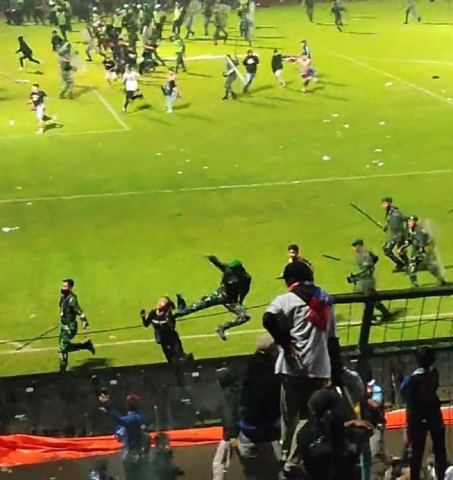 "Memamerkan seragam dan senjata karena memang tak ada yang bisa dipamerkan dengan isi kepala..." 

Nyawa udh kayak ngga berharga banget🥺🥀

RIP SEPAK BOLA INDONESIA🥀

#aremania #PrayForKanjuruhan Kanjuruhan U-20 A.C.A.B Pembunuh TVRI Iwan Bule FIFA Kontol