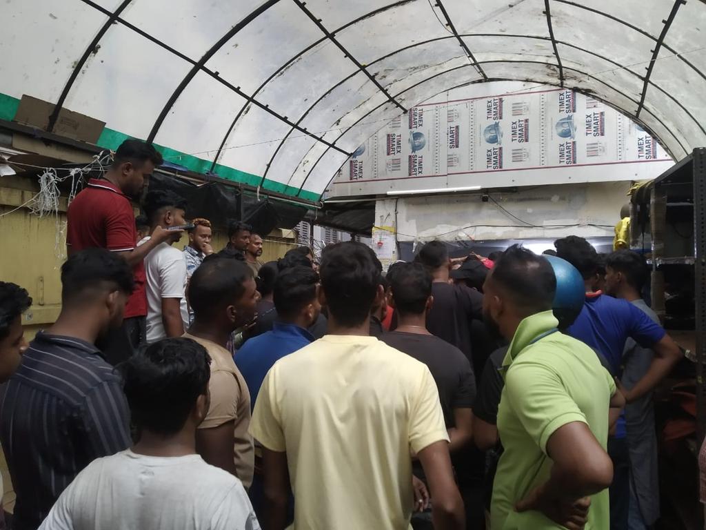 tias_mitra's tweet image. Strike is being continued by the Blinkit Delivery workers.They stick to their demand of flat payment per order,not (incentives) slab-based payment. 
#AcceptITBlinkit
#WorkersDemands
#BowDownBlinkit
#DeliveryVoice on #Durgapuja2022