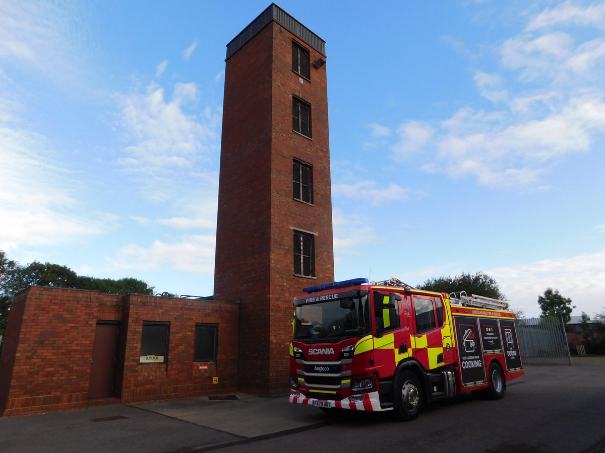 notts_emergency's tweet photo. Lovely photo opportunity from Grantham Fire station. Big thanks to the team there for pulling the vehicle around back and letting me get a few snaps.

Here we see PaPa 2 which is the second pump out and also the retained pump.

Grantham also have 1 other pump,RSU and HVP. https://t.co/qVlTnxLRvT