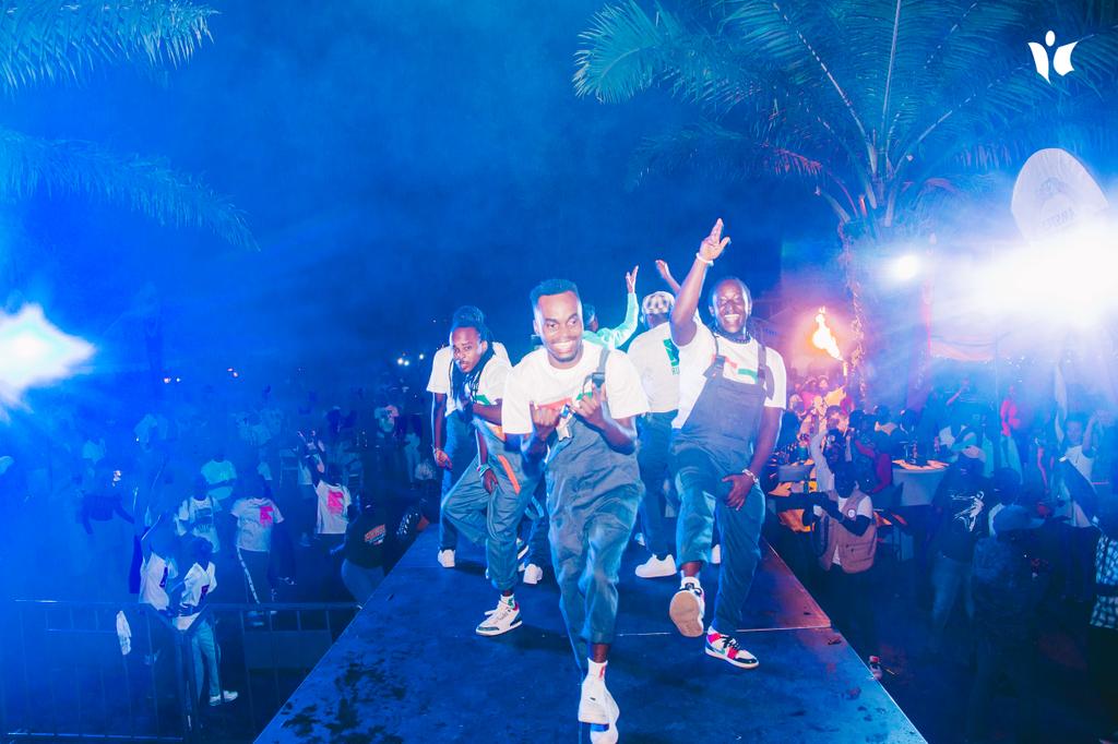 MagazineJimbere's tweet photo. 🎧💥 Comme chaque année, le collectif des @runtowndjs a organisé l'#event #ExplosiveNight en sa 4è édition dans la nuit du 1er au 02/10/2022 en @MairieBuja

🥳 Avec un public chaud bouillant, vers 1h30, ils montaient sur scène pour le grand #show https://t.co/6pzw0XHpoT

#Burundi https://t.co/ou7paSlC1i