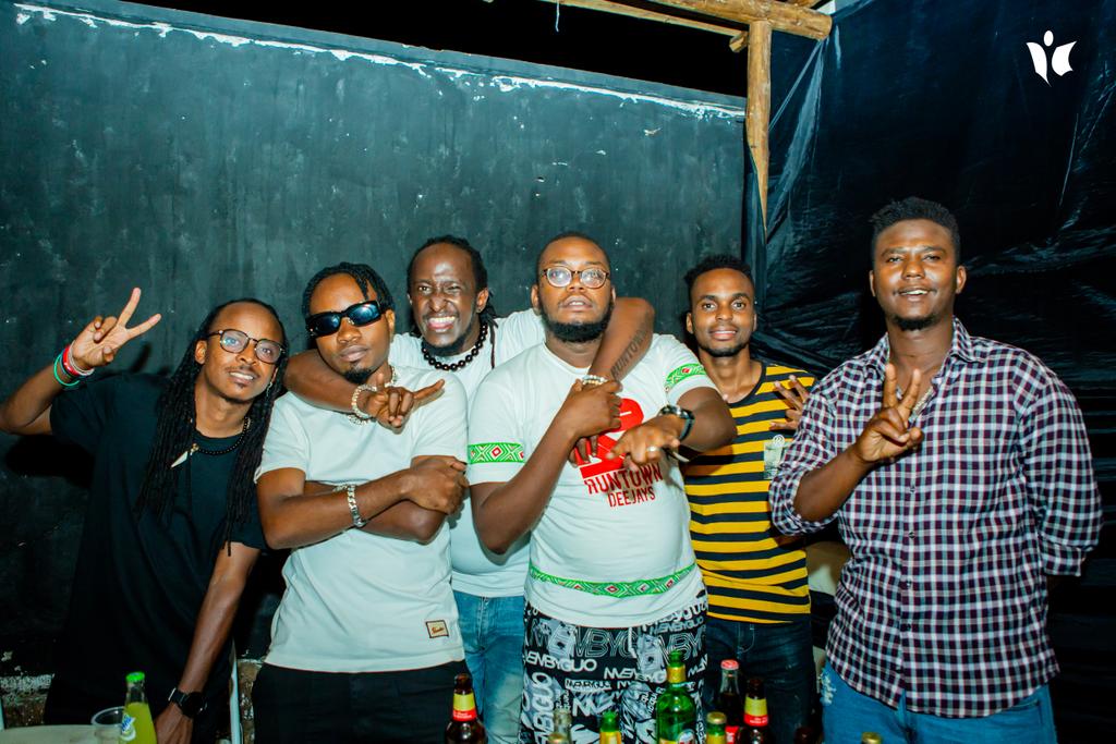 MagazineJimbere's tweet photo. 🎧💥 Comme chaque année, le collectif des @runtowndjs a organisé l'#event #ExplosiveNight en sa 4è édition dans la nuit du 1er au 02/10/2022 en @MairieBuja

🥳 Avec un public chaud bouillant, vers 1h30, ils montaient sur scène pour le grand #show https://t.co/6pzw0XHpoT

#Burundi https://t.co/ou7paSlC1i
