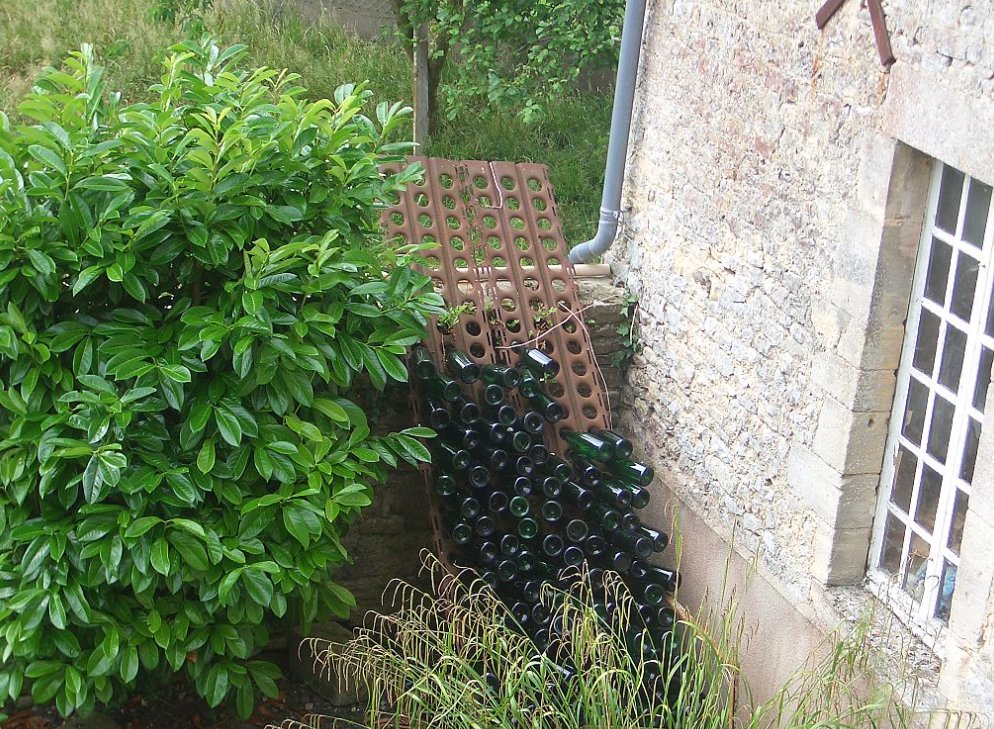 Brilliant French ingenuity 🇫🇷🍾🍷

Marston Matting steel planking (PSP) used to store empty wine bottles on a farm in Normandy.

Steels planks like this were originally used to quickly create temporary airfield runways and marshalling in France after D-Day. 

🧵1/5