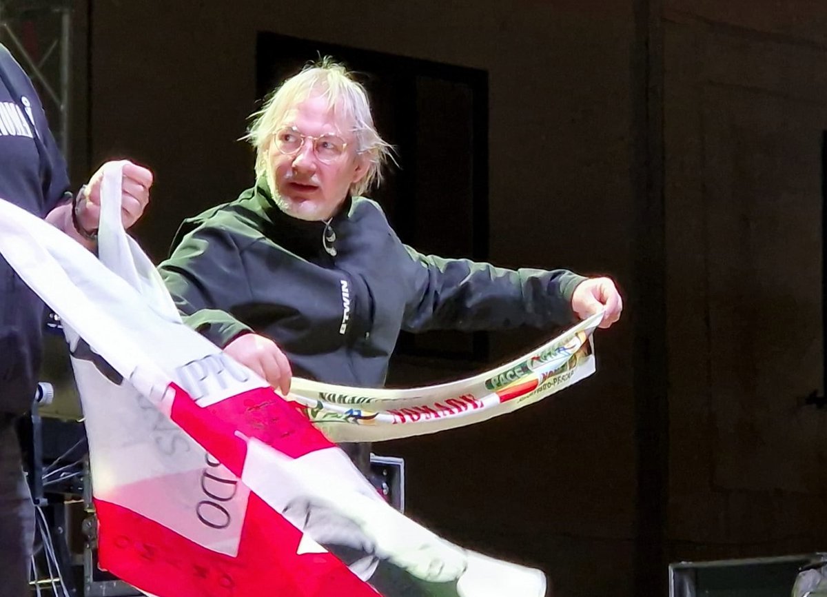 AbruzzoNomade's tweet image. Ieri sera Abruzzo Nomade al concerto dei Nomadi ad Aggius (SS)... Con la pioggia del concerto precedente, ci si è ristretto lo striscione... 🤣😄😅
Grazie ad Antonella e Simone!
#Nomadi #Aggius #Sardegna #SoloEsseriUmani #Tour #SempreNomadi #AbruzzoNomade