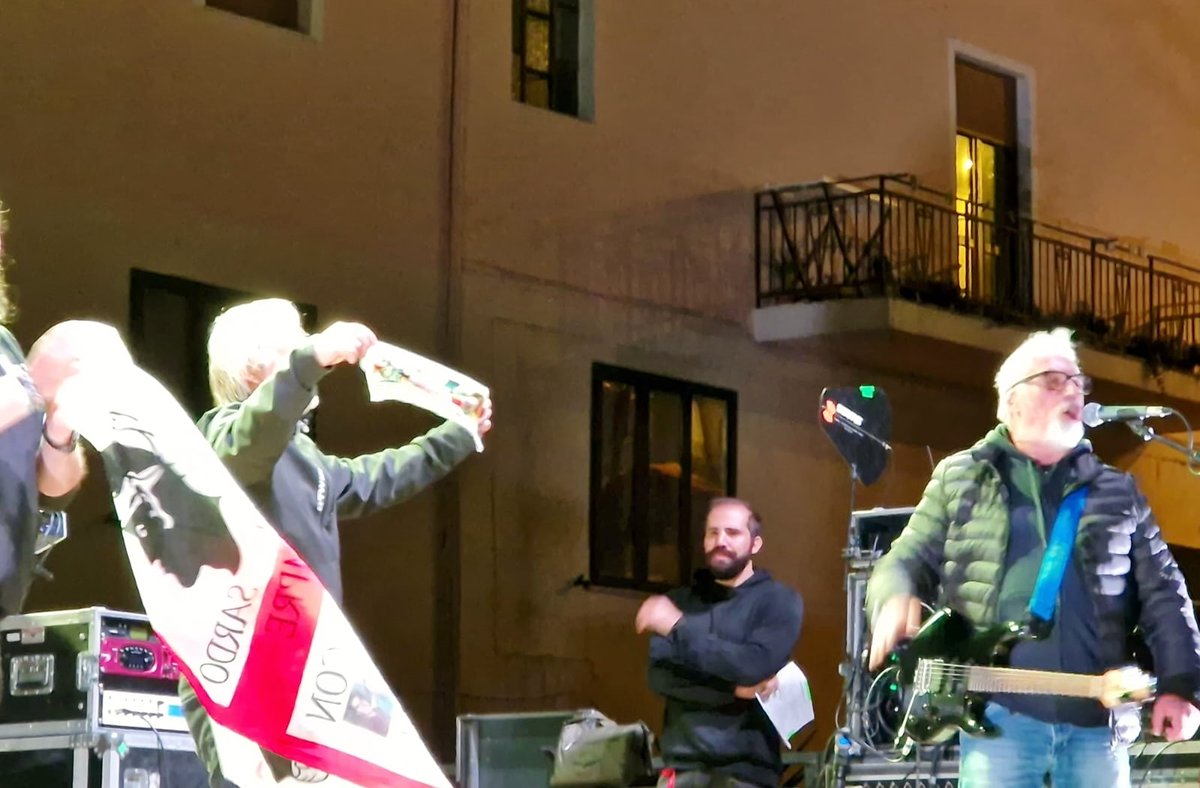 AbruzzoNomade's tweet image. Ieri sera Abruzzo Nomade al concerto dei Nomadi ad Aggius (SS)... Con la pioggia del concerto precedente, ci si è ristretto lo striscione... 🤣😄😅
Grazie ad Antonella e Simone!
#Nomadi #Aggius #Sardegna #SoloEsseriUmani #Tour #SempreNomadi #AbruzzoNomade