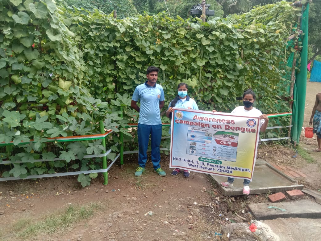 NSSUnit2_Belda's tweet photo. Our NSS volunteers are participating in Awareness campaign on Dengue in a Durga Puja Pandal at Belda on 2nd Oct, 2022. @rdnss_kolkata @_NSSIndia @BreakDengue @_NSSAwards @YASMinistry @HarGharTiranga_ @durgapujatour https://t.co/3mPswZyUrA