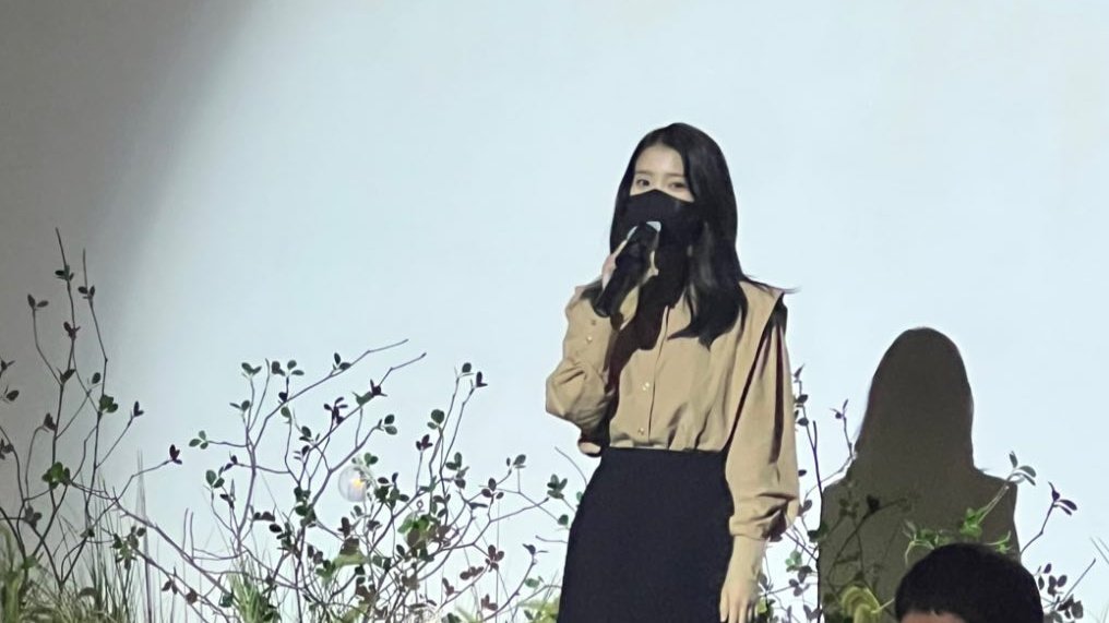 iconickdramas's tweet photo. IU sang the congratulatory song to the wedding of Lee Jong Suk's brother 🥺 https://t.co/I0cttJSjVV