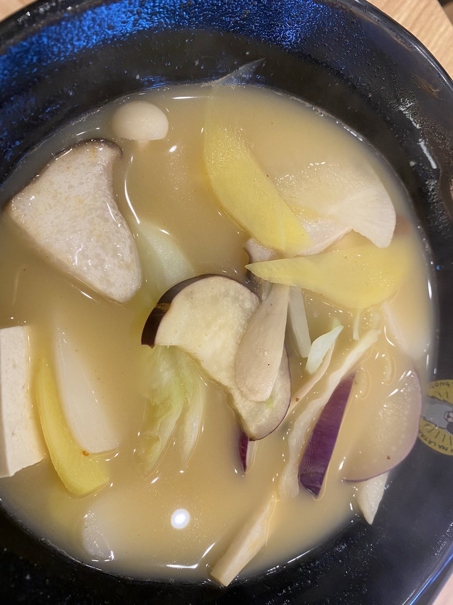 Ganeline2's tweet photo. I went to #GongYuanMaLaTang shop. As usual the place was so crowded. After having chosen ingredients, I tried to order vegetarian broth. Unfortunately it had been already sold out😭. I had #TonkotuBroth instead😞 https://t.co/N3nl0hi9yv