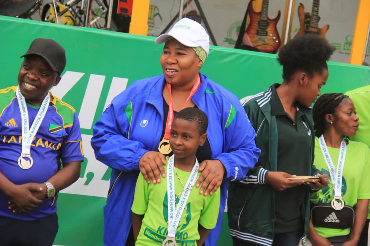 habarimpyatz's tweet photo. ๐ KILIMO MARATHON MOROGORO
Mtoto wa darasa la Tano (5) aitwae Careen Charles Kajiru ameongoza katika Mbio za KM 5 katika Mbio za Kilimo Marathon zilizofanyika Mkoani Morogoro
โณ๏ธ Pichani akipongezwa na RC Morogoro Mhe Fatma Mwassa
#KilimoMarathon
#Morogoroyasasa
#AanziaShambani https://t.co/lbAL0HYNPk