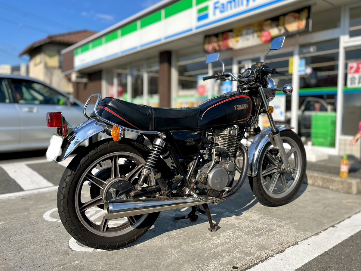 grinddesignworx's tweet photo. 今日もアニキは頑張ってくれました〜酷道込み200kmオーバー。
彼も今年で43歳。季節の変わり目は油面が狂うのか、1日のはじめのエンジン始動は少し手こずります。
あとシートがヘタってきててめちゃくちゃケツが痛いんですが、もしかしてコレって僕の問題ですかね？

#sr400
#2h6
#初期型SR https://t.co/g9wc3xTIsP