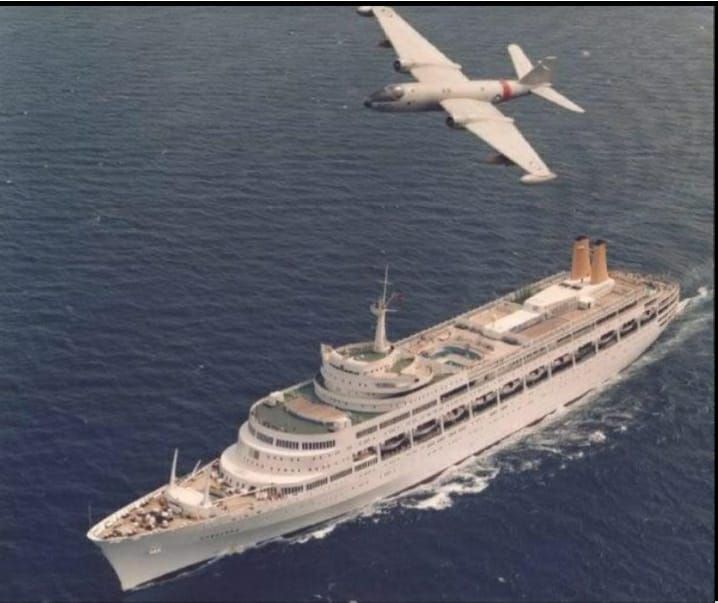 RAF_Luton's tweet photo. Photo of the Day: A Canberra flying over HMS Canberra on Lake Canberra in Canberra

Photographed from a Canberra #Canberra #Canberra #Canberra https://t.co/udnk5Yry6L