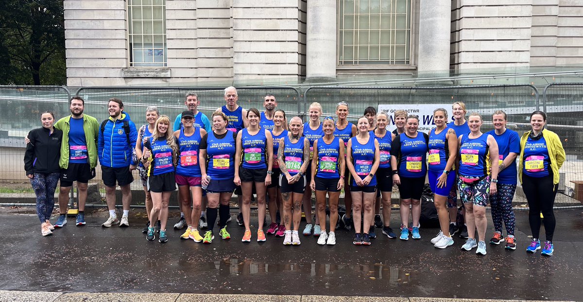Tîm clwb athletau Aberystwyth yn barod amdani <a href="/CardiffHalf/">Cardiff Half 🏴󠁧󠁢󠁷󠁬󠁳󠁿</a> #hannermarathon #oleiamaensych <a href="/PoblAberystwyth/">Pobl Aberystwyth</a>