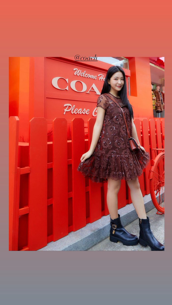 myseulgi0210's tweet photo. 221002 yerimiese ig #yeri  🐢

To all who come to this happy place, coach ville welcome! 
@coach

#광고 #CoachNY #CoachFall22
#redvelvet 
https://t.co/LOmywmzt6F https://t.co/BwzxIvD8Nc