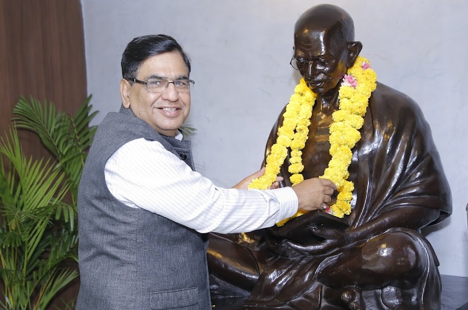 PSUSCOPE's tweet photo. SCOPE pays tribute to #MahatmaGandhi on his birth anniversary. Shri Atul Sobti, DG, SCOPE garlanded the statue of #Gandhiji at SCOPE Complex, Lodhi Road on the occasion

@GAt150 @DPE_GoI https://t.co/VPSZ5oXVxH