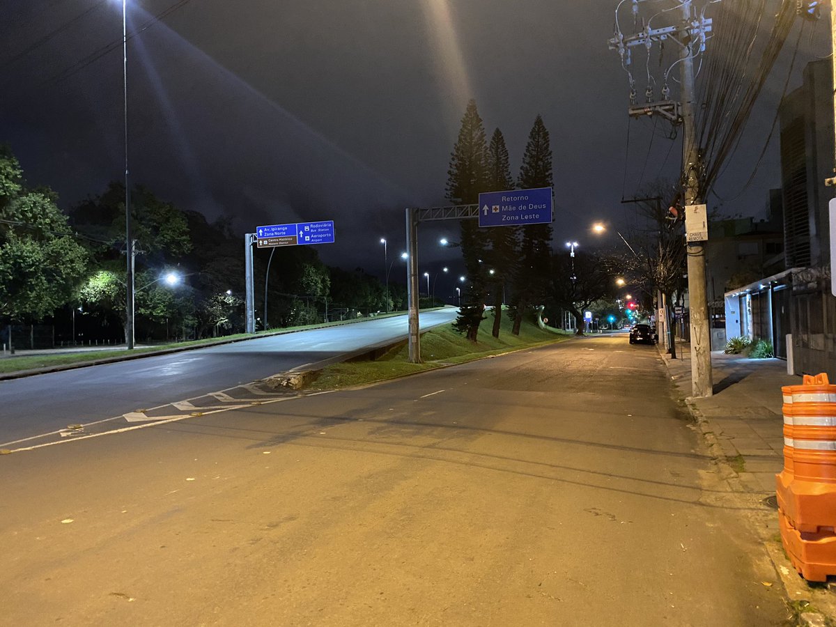Bom dia! Bom domingo! Movimento ainda tranquilo em Porto Alegre nesse dia de eleições. Imagem da av. Padre Cacique que não tem bloqueio.
#ELEIÇÕESNAGAÚCHA #ELEIÇÕESRBS2022