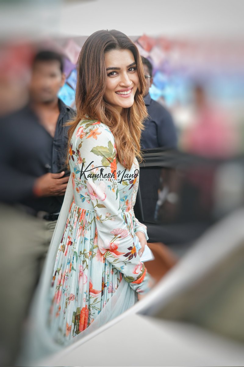 Xclusive Our beautiful sita 😍 #kritisanon papped arrived at Lucknow airport for #Adipurush teaser launch in Ayodhya #Prabhas #AdipurushMegaTeaserReveal @kritisanon #kritisanonfans @ArtistryBuzz