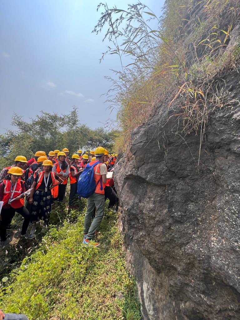 swati_pandey27's tweet photo. The earth unfolds its ancient story from its coy green vesture only to the seeker. A day spent measuring the strike&amp;dip of the slikensides of Western fault plane of Elephanta formed due to  volcanic activity,a canvas painted about 65million years ago!
#justrockit 
#deccantrap https://t.co/MdevnxLxnL