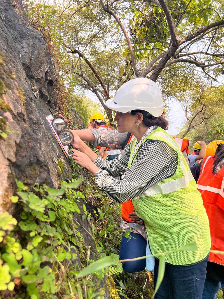 swati_pandey27's tweet photo. The earth unfolds its ancient story from its coy green vesture only to the seeker. A day spent measuring the strike&amp;dip of the slikensides of Western fault plane of Elephanta formed due to  volcanic activity,a canvas painted about 65million years ago!
#justrockit 
#deccantrap https://t.co/MdevnxLxnL