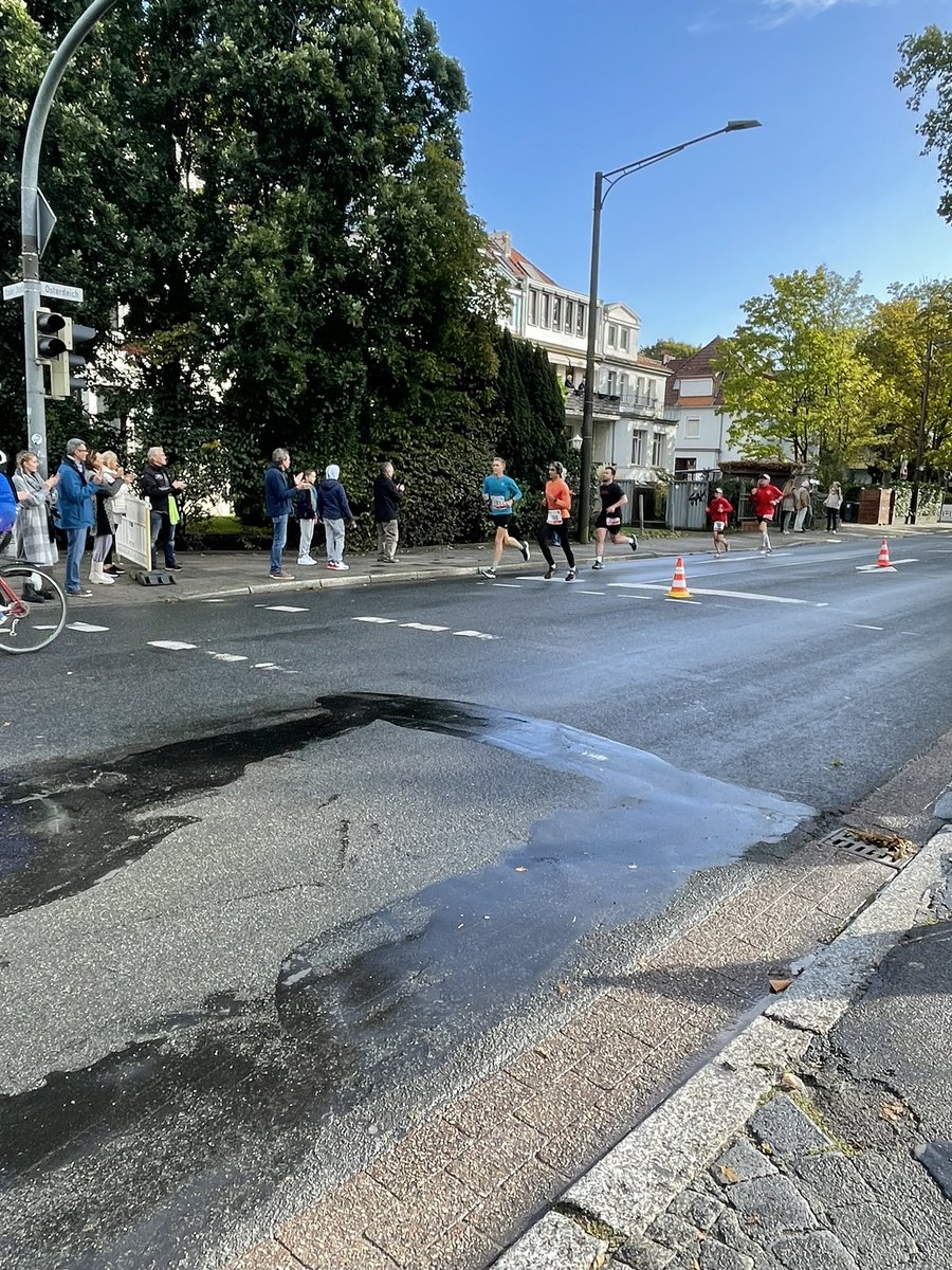 Marathon in Bremen. Wir feuern natürlich mit an und ich mag es einfach, dass  viele Menschen zusammenkommen, um das auch zu tun.