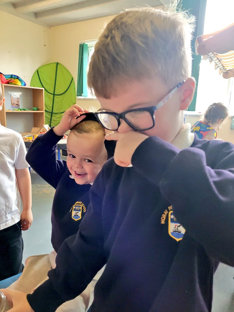 MorayPrimary1's tweet photo. We used our n-n-noses π to become smell detectives! We had pots numbered 1-10. We wore a blindfold and had to identify the smell and match it with the picture #FunWithPhonics #UsingOurSenses #WhatsThatSmell https://t.co/MlPS6uK215