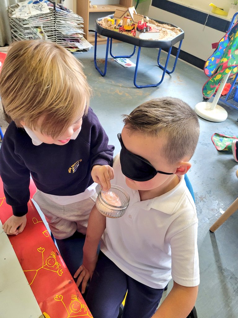 MorayPrimary1's tweet photo. We used our n-n-noses π to become smell detectives! We had pots numbered 1-10. We wore a blindfold and had to identify the smell and match it with the picture #FunWithPhonics #UsingOurSenses #WhatsThatSmell https://t.co/MlPS6uK215