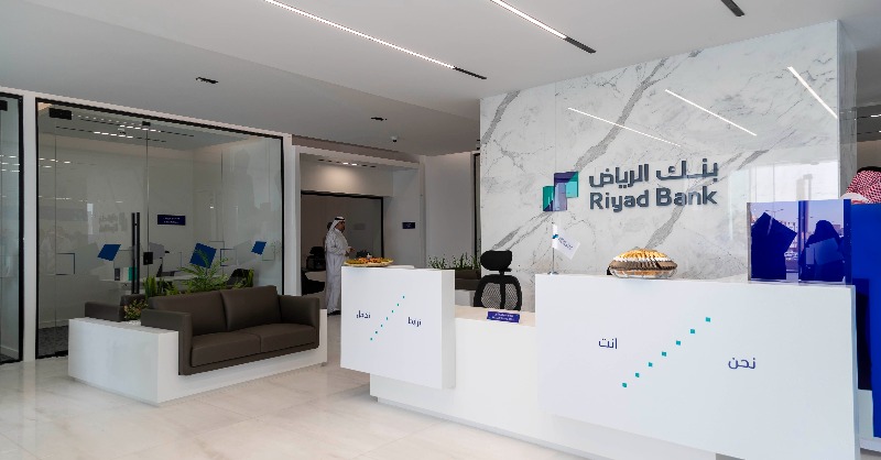RiyadBank's tweet photo. مع إطلاق الهوية الجديدة لـ #بنك_الرياض يسرنا افتتاح فروعنا المجددة بحضور رئيس مجلس الإدارة المهندس عبدالله العيسى، والتي تخدم جميع عملاء المصرفيات لتجربة بنكية مميزة. 

#بنكي https://t.co/VbaJjpGiKy