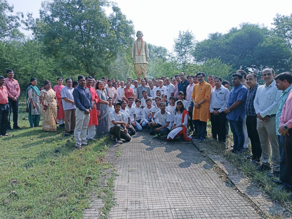 RandhariSaraj's tweet photo. @nssggcuCG celebrate 2nd October jayanti of two greatest leader of our country  Mahatma Gandhi and Lal Bahadur Shastri and conducted national unity rally lead and guidance by our vice chancellor sir @chakrawalalok 

@_NSSIndia @NSS_Forensicggv @nssggcuCG @NSSRDBhopal @YASMinistry https://t.co/QlCtQaeUbc