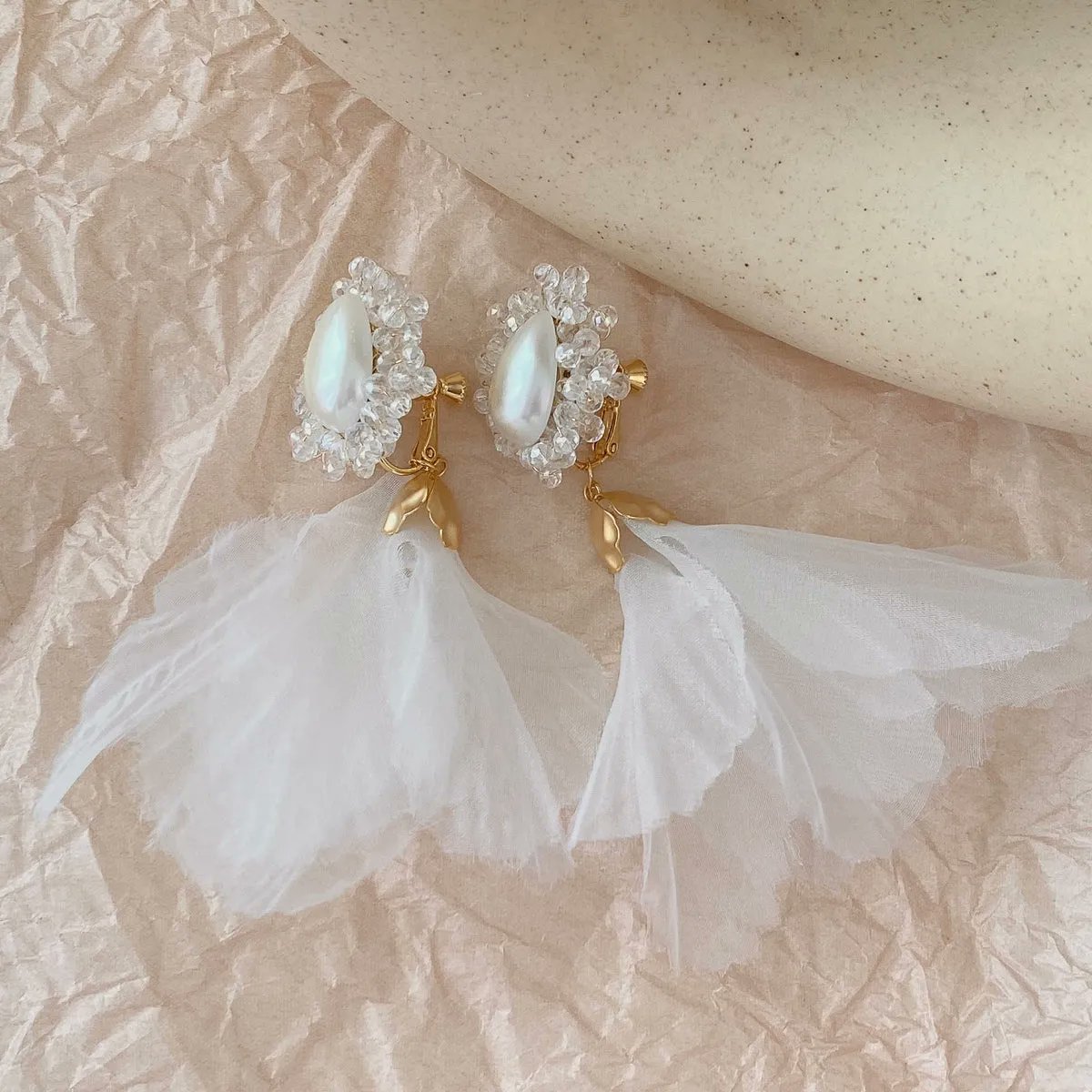 _meryshop_'s tweet photo. 【nanan × MERYshop】
"【nanan】pure lace feather "
ドロップパールビジューと、柔らかな羽をイメージしたシフォンを組み合わせたアクセサリー🕊
あなたの特別なシーンをより華やかに演出してくれるアイテムに仕上げました💐
#MERYshop #ブライダル #ウエディング
https://t.co/OV00Ba9Y1t https://t.co/BU1wd39V5P