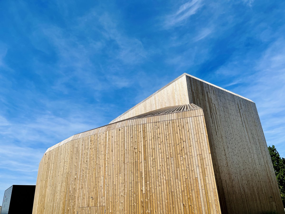 On inaugure !
Premier coup de pelle en janvier 2020, lancement des résidences d’artistes en janvier 2021 et pose du gradin en juillet 2022… le Cirque de Latitude 50 est aujourd'hui prêt à recevoir son public.
12>16 oct 2023 : Inauguration du Cirque  
latitude50.be