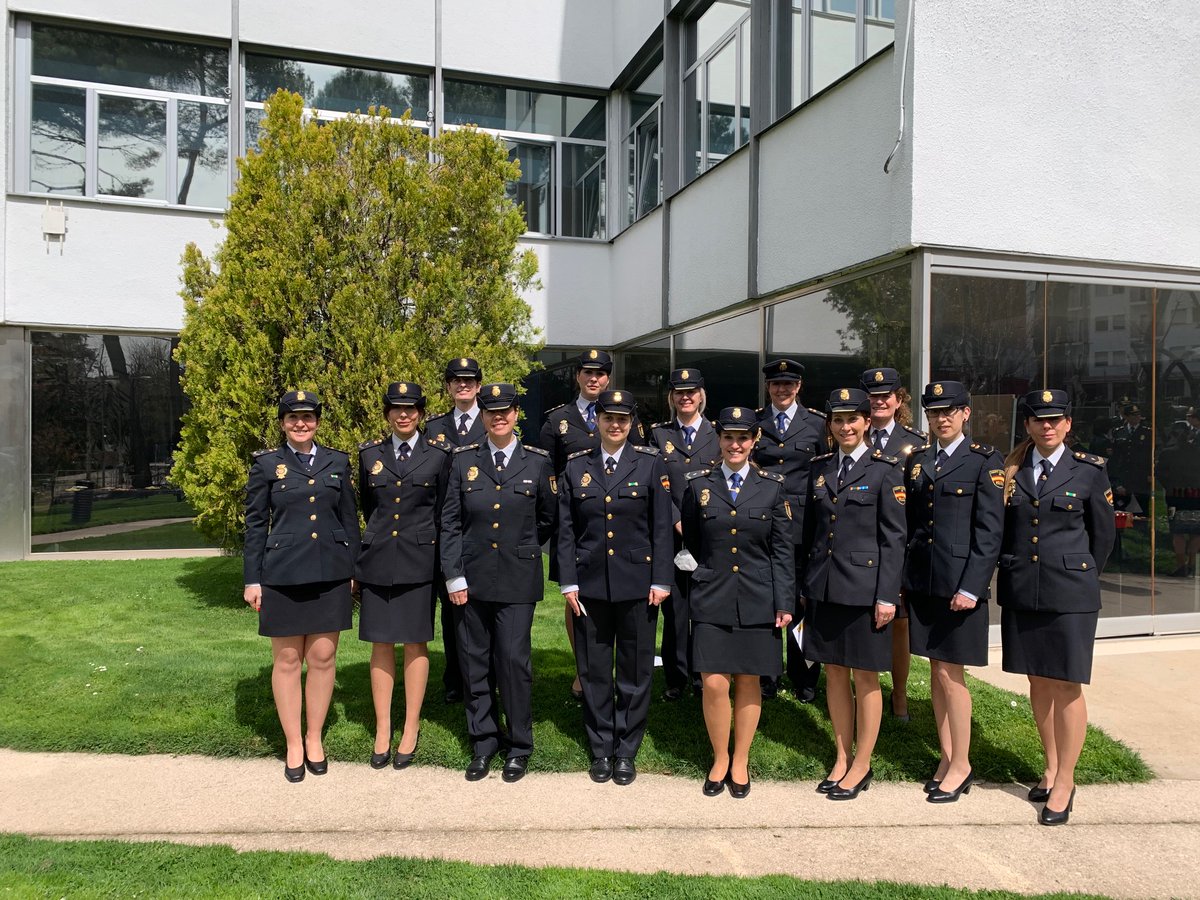 eoi's tweet photo. 📢¡Hoy queremos felicitar a la @policia en su día, con un saludo especial para nuestros alumnos/as de los Programas de Liderazgo y Desarrollo Profesional #Talentia 360!

Tengan cuidado ahí fuera 🙏  #DíaDeLaPolicía 👮‍♀️👮‍♂️🚓

#Sonnuestrapolicía 💚💙 https://t.co/uC5PZVZ1GW
