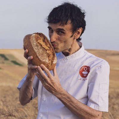 Cette photo a été prise juste avant la dernière moisson de notre blé ancien : en tant que boulangers, rapprochons-nous de la Terre Mère  #NewProfilePic