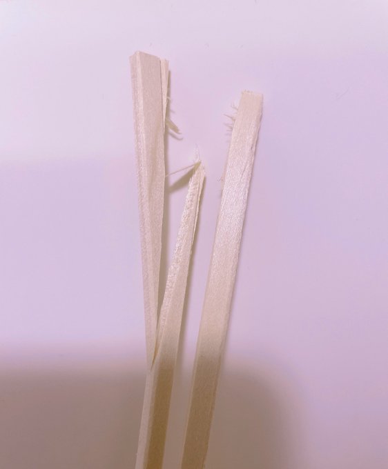 こんな割り箸の割れ方ある？！！！！ めっちゃ柔らかかったんだけど🤣 https://t.co/eAMyPVec4P