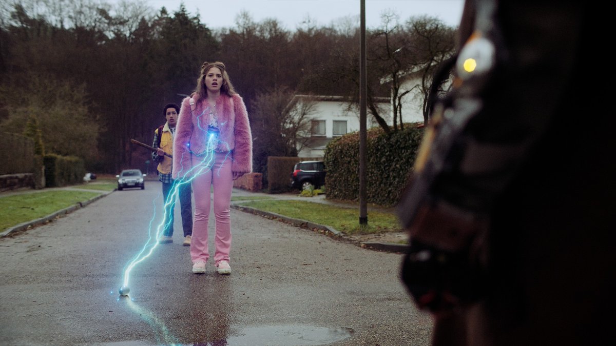 EARCATCH's tweet image. 📺 Vanaf vanavond op tv: Zenith 2!

De 14-jarige Zoë verhuist met haar ouders naar het vredige Berg en Bos. Daar loopt ze de eigenzinnige uitvinder Max tegen het lijf, die haar vertelt dat er robots onder de mensen leven.

Om 18:10 op NPO 3. Met #audiodescriptie in Earcatch.