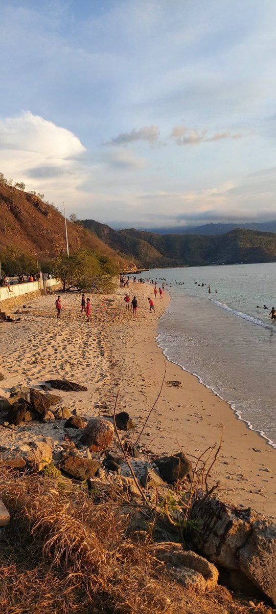 ArnelCapili's tweet photo. Sundays in Dili... https://t.co/pQwKZKEwtb
