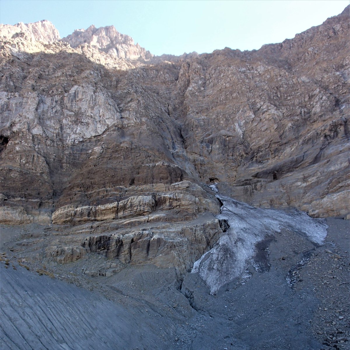 PLinErbil's tweet image. Snow Valley in the Sakran Range. Fresh snow fell lately on the peaks and quickly melted but there is still a leftover from previous winter in this shady place, ca. 2500-2600 above the sea level. 🏞️ #BeautifulKurdistan