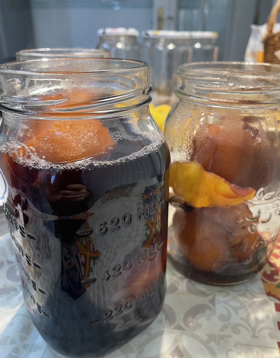 Embotando melocotón con vino, el mejor postre que ha creado la humanidad.