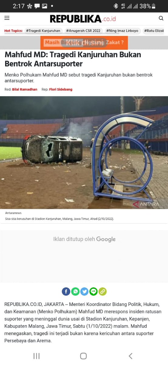 Zakiaa25's tweet photo. Kok sampai ada mobil yang masuk ke dalam stadion sih, ini gara-gara tawuran yang sengat kejam paling, nyesel liatnya #DukaUntukKanjuruhan
Penanganan Korban. https://t.co/rmCMe7jUvB