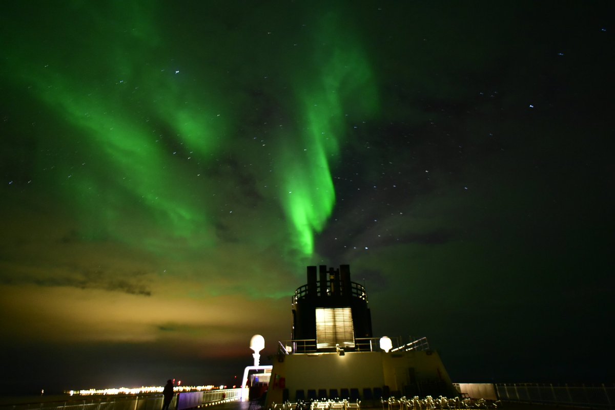 jennid202's tweet photo. Die MS Trollfjord ist sehr grün unterwegs😆 

#hurtigruten #norwegen #Norway #mstrollfjord #nordlys #northernlights https://t.co/NVp4FOqkjh
