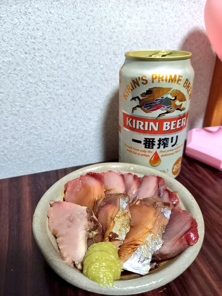 halu_365's tweet photo. 課長が釣りたてはがつお持ってきてくれた！
半分はそのまま、残りはたたきで🍻
とろけるー😭💕うまー😭💕💕
#島の暮らし
#ツイッター晩酌部 https://t.co/D46UUcLZxY