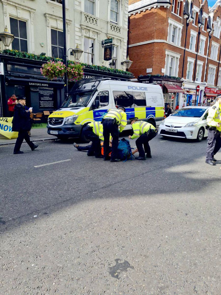 Mass stop and search continuing at Paddington #PolicingBill @SuellaBraverman